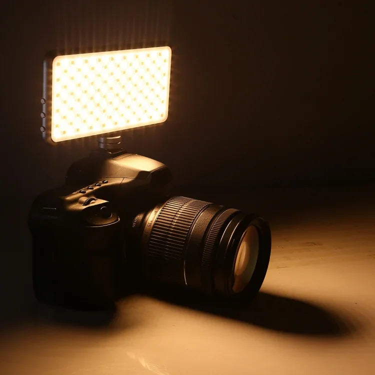 LED011S 口袋型 180 顆 LED 專業 Vlogging 攝影錄影及攝影棚燈，配備 OLED 顯示屏及冷靴轉接座，適用 Canon / Nikon DSLR 相機，180 顆 LED
