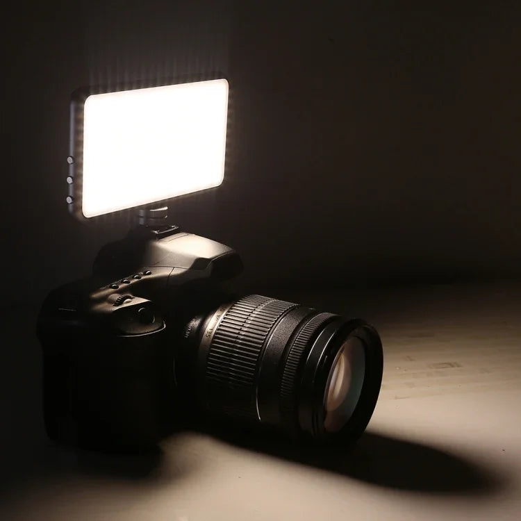 LED011S 口袋型 180 顆 LED 專業 Vlogging 攝影錄影及攝影棚燈，配備 OLED 顯示屏及冷靴轉接座，適用 Canon / Nikon DSLR 相機，180 顆 LED