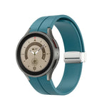 摺疊銀色扣環矽膠錶帶，適用於 Samsung Galaxy Watch5 40&44mm / Pro 45mm