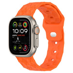 足球紋理矽膠錶帶，適用於 Apple Watch Ultra 2 49mm，適用於 Apple Watch 9 45mm，適用於 Apple Watch 9 41mm，適用於 Apple Watch Ultra 49mm