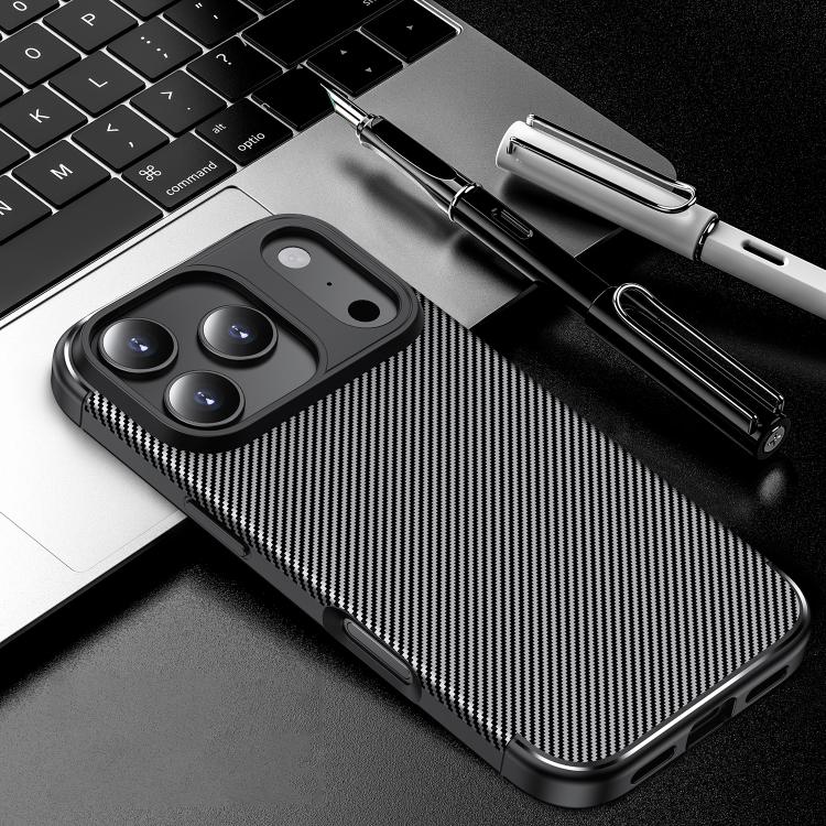 碳纖維紋理防震 TPU 手機殼，適用於 iPhone 17 Pro Max、iPhone 17 Pro、iPhone 17、iPhone Air、iPhone SE 2024、iPhone 16 Pro Max、iPhone 16 Pro、iPhone 16 Plus、iPhone 16、iPhone 15 Pro Max