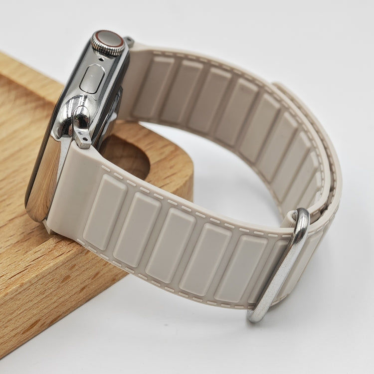 反扣磁性矽膠錶帶，適用於 Apple Watch Series 7 41mm，適用於 Apple Watch Series 7 45mm，適用於 Apple Watch SE 40mm