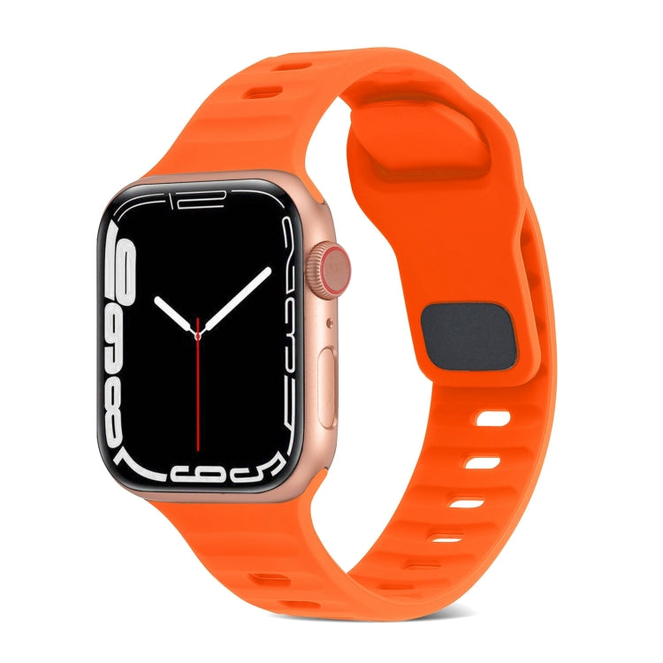 方扣條紋矽膠錶帶，適用於 Apple Watch Ultra 2 49mm，適用於 Apple Watch Series 9 45mm