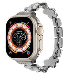 五瓣花鋅合金鍊帶錶帶，適用於 Apple Watch SE 2023 44mm、Apple Watch SE 2023 40mm、Apple Watch Ultra 2 49mm、Apple Watch Series 9 45mm、Apple Watch Series 9 41mm、Apple Watch Ultra 49mm