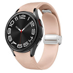 磁吸銀色扣頭皮革矽膠錶帶，適用於 Samsung Galaxy Watch 6