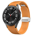 磁吸銀色扣頭皮革矽膠錶帶，適用於 Samsung Galaxy Watch 6