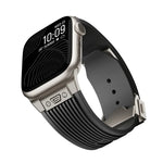 直紋鈦合金扣彈性矽膠錶帶，適用於 Apple Watch SE 44毫米，Apple Watch Series 6 44毫米，Apple Watch Series 5 44毫米，Apple Watch Series 4 44毫米，Apple Watch Series 3 42毫米，Apple Watch Series 2 42毫米