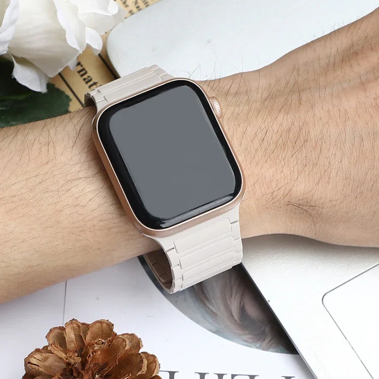 三珠磁吸環矽膠錶帶，適用於 Apple Watch Series 5 44mm