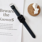 V 尾式縫線皮革錶帶，適用於 Apple Watch 5 & 4 44mm / 3 & 2 & 1 42mm，適用於 Apple Watch Series 8&7 41mm / SE 2&6&SE&5&4 40mm / 3&2&1 38mm，適用於 Apple Watch Series 7 41mm / 6 & SE & 5 & 4 40mm / 3 & 2 & 1 38mm