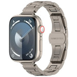 細腰三珠蝴蝶扣鈦合金錶帶，適用於 Apple Watch 46mm / 49mm / 45mm / 44mm，適用於 Apple Watch 42mm / 41mm / 40mm / 38mm