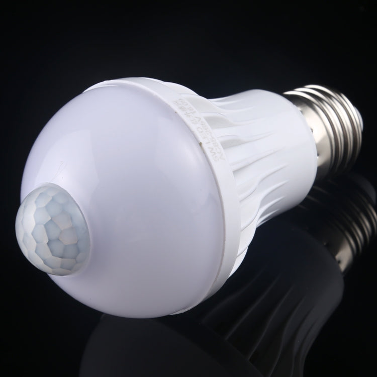 E27 5W 12顆LED SMD 5730 300流明紅外線動作感應LED燈泡，感應距離：4-6米，交流220V，E27 5W白光，E27 5W暖白光