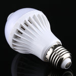 E27 5W 12顆LED SMD 5730 300流明紅外線動作感應LED燈泡，感應距離：4-6米，交流220V，E27 5W白光，E27 5W暖白光
