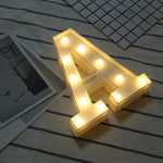 乾電池供電暖白色立式掛式 LED 節日燈，A，N，B，O，C，P，D，Q，E，R，F，G，T，U，V，I，W，J，K，X，L，M，Z