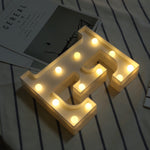乾電池供電暖白色立式掛式 LED 節日燈，A，N，B，O，C，P，D，Q，E，R，F，G，T，U，V，I，W，J，K，X，L，M，Z