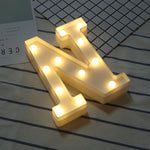 乾電池供電暖白色立式掛式 LED 節日燈，A，N，B，O，C，P，D，Q，E，R，F，G，T，U，V，I，W，J，K，X，L，M，Z