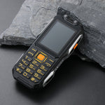 防水防震防塵，16800mAh 電池，2.4 吋，21 鍵，藍牙，LED 手電筒，FM，SOS，雙 SIM，網路：2G，Q8 2G