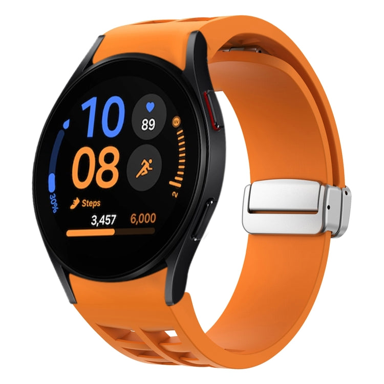 Richard 磁吸摺疊銀色錶扣矽膠錶帶，適用於 Samsung Galaxy Watch FE 40mm、Samsung Galaxy Watch 5 Pro 高爾夫版、Samsung Galaxy Watch 5 高爾夫版