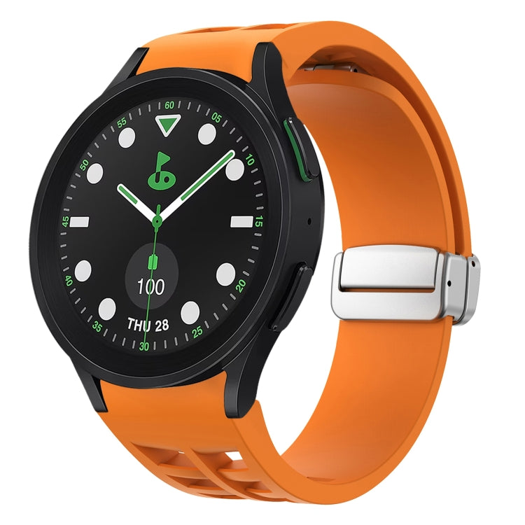 Richard 磁吸摺疊銀色錶扣矽膠錶帶，適用於 Samsung Galaxy Watch FE 40mm、Samsung Galaxy Watch 5 Pro 高爾夫版、Samsung Galaxy Watch 5 高爾夫版