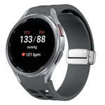 Richard 磁吸摺疊銀色錶扣矽膠錶帶，適用於 Samsung Galaxy Watch 5 Pro 45mm、Samsung Galaxy Watch 7 40 / 44mm、Samsung Galaxy Watch 6 Classic 43 / 47mm