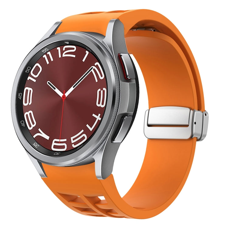 Richard 磁吸摺疊銀色錶扣矽膠錶帶，適用於 Samsung Galaxy Watch 5 Pro 45mm、Samsung Galaxy Watch 7 40 / 44mm、Samsung Galaxy Watch 6 Classic 43 / 47mm