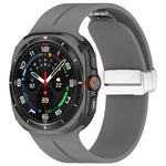 適用於 Samsung Galaxy Watch Ultra 47mm / Ultra 2025 槽紋磁吸折疊銀色錶扣矽膠錶帶
