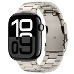 三珠鈦合金金屬錶帶，適用於 Apple Watch Series 10 46mm，適用於 Apple Watch Series 10 42mm，適用於 Apple Watch SE 2023 44mm，適用於 Apple Watch SE 2023 40mm，適用於 Apple Watch Ultra 2 49mm，適用於 Apple Watch Series 9 45mm