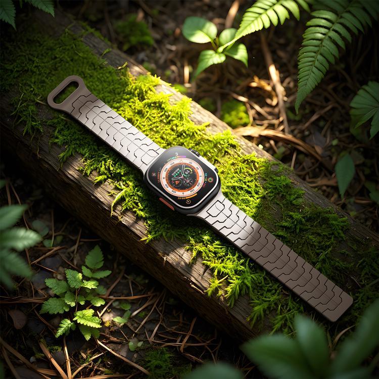 鋼龍鱗磁吸矽膠錶帶，適用於 Apple Watch 46mm / 49mm / 45mm / 44mm