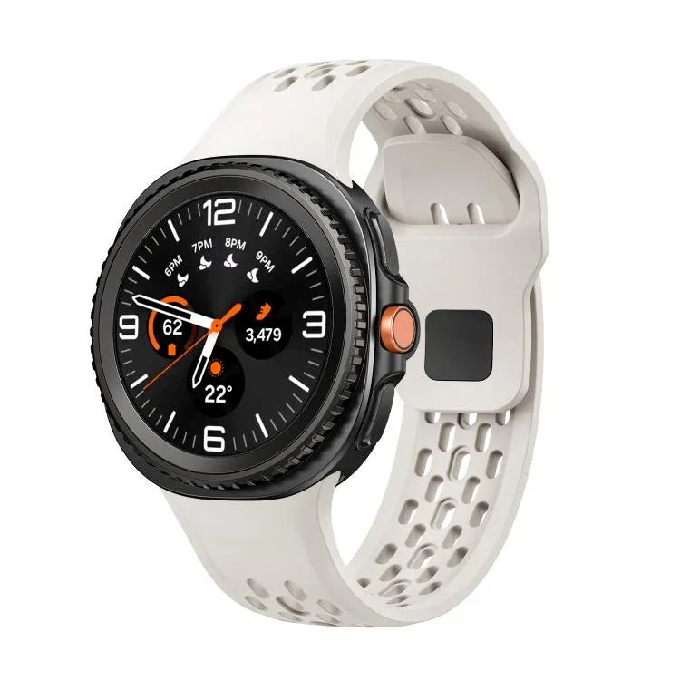 洞孔款黑色反扣矽膠錶帶，適用於 Samsung Galaxy Watch8 / Watch8 Classic