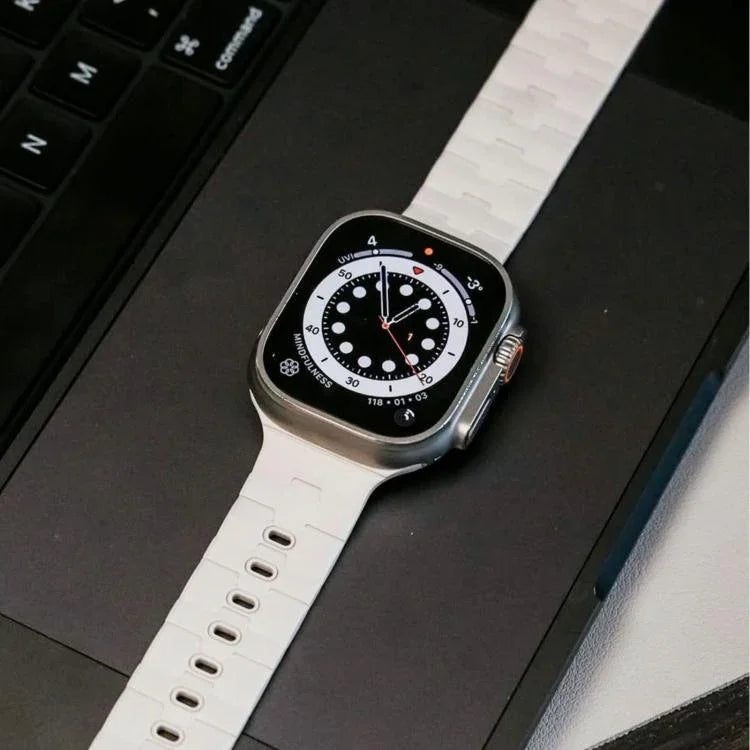 馬紋壓花單針磁吸矽膠錶帶，適用於 Apple Watch 46mm / 49mm / 45mm / 44mm